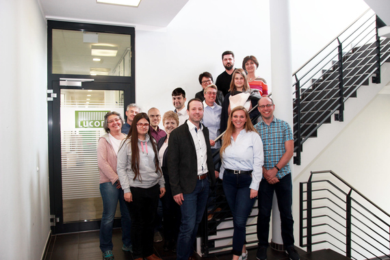 Team: Gemeinsam mehr erreichen LUCOM Teambild klein vor Büro